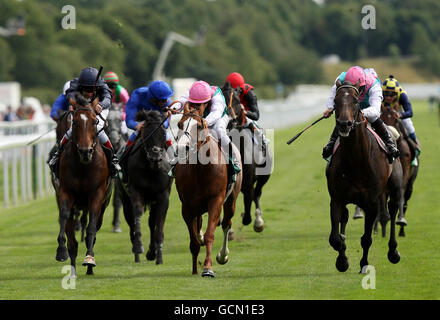 RIP Van Winkle (blu scuro) Guidato da Johnny Murtagh viene a casa per vincere la Juddmonte International Stakes Foto Stock