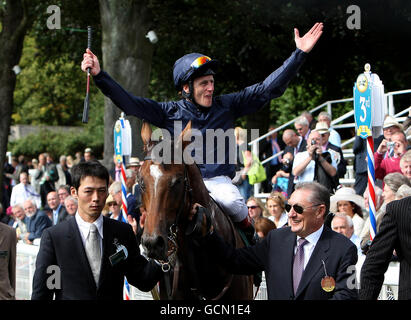 Johnny Murtagh celebra a bordo RIP Van Winkle mentre si avvicina Il cerchio vincente dopo aver vinto la Juddmonte International Stakes Foto Stock