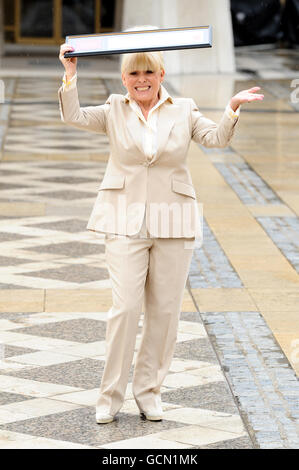 Barbara Windsor riceve la libertà della città di Londra, presso la Guidhall di Londra. PREMERE ASSOCIAZIONE foto. Data foto: Mercoledì 4 agosto 2010. Il credito fotografico deve essere: Ian West/PA Foto Stock