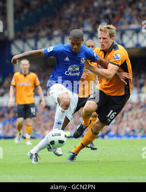 Jermaine Beckford di Everton (a sinistra) cerca di ottenere un colpo sul traguardo mentre è sotto pressione da Christophe Berra di Wolves durante la partita della Barclays Premier League al Goodison Park di Liverpool. Foto Stock