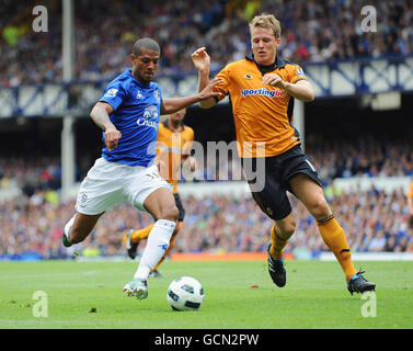 Jermaine Beckford di Everton (a sinistra) cerca di ottenere un colpo sul traguardo mentre è sotto pressione da Christophe Berra di Wolves durante la partita della Barclays Premier League al Goodison Park di Liverpool. Foto Stock