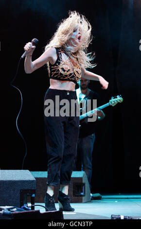 Diana Vickers si esibisce alla Nissan Juke Arena, durante il V Festival all'Hylands Park di Chelmsford, Essex. PREMERE ASSOCIAZIONE foto. Data immagine: Domenica 22 agosto 2010. Il credito fotografico dovrebbe essere: Filo Yui Mok/PA Foto Stock