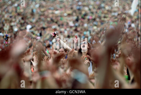 La folla che guarda il programma B si esibisce sul 4 Music Stage, durante il V Festival all'Hylands Park di Chelmsford, Essex. Foto Stock