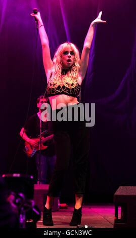 Diana Vickers si esibisce alla Nissan Juke Arena, durante il V Festival all'Hylands Park di Chelmsford, Essex. Foto Stock