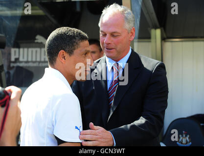 Il manager della Newcastle United Chris Hughton (a sinistra) con il manager del custode Aston Villa Kevin MacDonald prima della partita della Barclays Premier League a St James' Park, Newcastle. Foto Stock