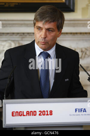 Leader della squadra di ispezione FIFA Harold Mayne Nicholls durante un evento di gara della Coppa del mondo di calcio 2018 al numero 10, Downing Street a Londra. Foto Stock