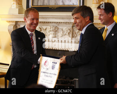 Andy Anson, CEO dell'Inghilterra 2018 (a sinistra), presenta un pennant al leader della squadra di ispezione FIFA Harold Mayne Nicholls durante un evento di gara della Coppa del mondo di calcio 2018 al numero 10, Downing Street a Londra. Foto Stock