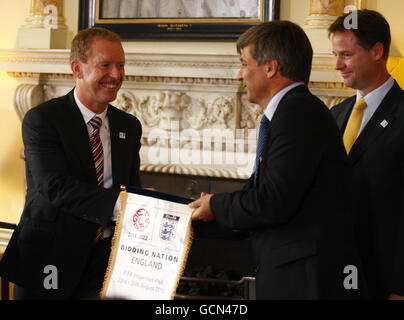 Andy Anson, CEO dell'Inghilterra 2018 (a sinistra), presenta un pennant al leader della squadra di ispezione FIFA Harold Mayne Nicholls durante un evento di gara della Coppa del mondo di calcio 2018 al numero 10, Downing Street a Londra. Foto Stock