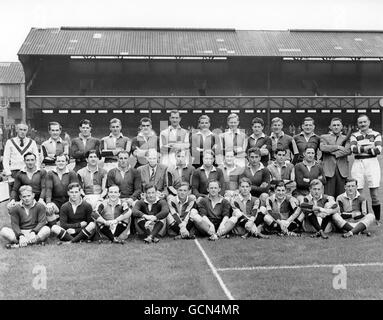 Back Row Standing, da L a R: George Vaughan Stephenson, Vic Roberts, Allen Forward, Robert 'Bob' Weighill, Francois Varenne, Alan Grimsdell, Dennis Thomas 'scire' Wilkins, John Greenwood, Rene Bienes, William Philip Cathcart 'Phil' Davies, Elliott Woodgate, Serge Saulnier, Arthur Morgan Rees. Middle Row Sitting, da L a R: Brian James Jones, Jack Matthews, John Robert Clive Matthews, John Gwilliam, Sir Wavell Wakefield, David Kenneth Brooks, G Bron (nome sconosciuto), A e Aga (nome sconosciuto), M Pomhtios, (nome sconosciuto), Nick Labuschagne, David Maldwyn 'dai' Davies. Fila anteriore, Foto Stock