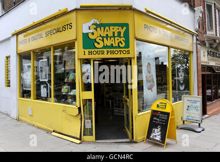 Il negozio Snappy Snaps di Hampstead, a nord di Londra, in cui George Michael si è schiantato nella sua Range Rover nel mese di luglio. Foto Stock