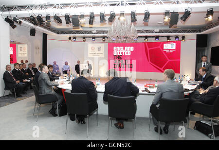 Leader del team FIFA Inspection Harold Mayne Nicholls (a sinistra) durante l'ispezione Bid 2018 dell'Inghilterra presso la O2 Arena, Londra. Foto Stock