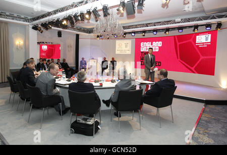 Leader del team FIFA Inspection Harold Mayne Nicholls (a sinistra) durante l'ispezione Bid 2018 dell'Inghilterra presso la O2 Arena, Londra. Foto Stock