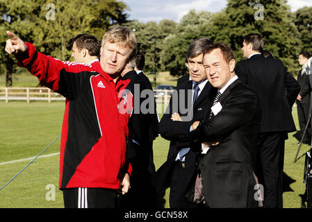 Il presidente di Middlesbrough Steve Gibson (a destra) e il manager dell'Accademia David Parnaby (a sinistra) insieme al leader del team di ispezione FIFA Harold Mayne Nicholls (al centro) durante la FIFA 2018 Bid Inspection a Rockliffe Park, Middlesbrough. Foto Stock