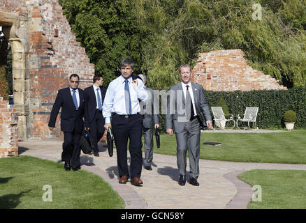 Il Dr Danny Jordaan (a sinistra) e il team leader Harold Mayne Nicholls (al centro) con Andy Anson (a destra), CEO dell'Inghilterra, 2018, arrivano al Rockliffe Hall Hotel di Middlesbrough. Foto Stock