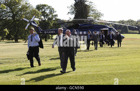 Il leader del team FIFA Inspection Harold Mayne Nicholls (a sinistra) e il CEO Inghilterra 2018 Inghilterra 2018 Andy Anson (al centro) arrivano durante la FIFA 2018 Bid Inspection a Rockliffe Park, Middlesbrough. Foto Stock