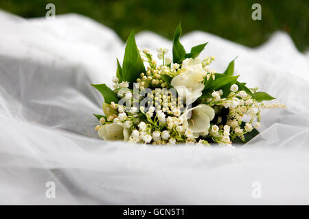 Wedding bouquet di mughetti su sfondo bianco Foto Stock