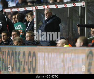 Calcio - finale della UEFA Europa League turno di qualificazione - seconda tappa - Aston Villa / Rapid Vienna - Villa Park. Aston Villa custode manager Kevin MacDonald (centro) lato strada Foto Stock