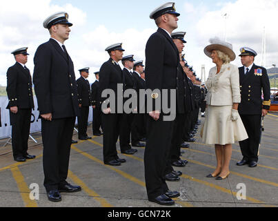 La Duchessa di Cornovaglia ispeziona gli ufficiali dell'equipaggio di HMS astute durante la cerimonia di messa in servizio del sottomarino Royal Navy presso la base navale Clyde vicino a Glasgow. Foto Stock