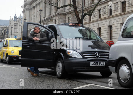 Black Cab protesta. I tassisti costeggiano la strada a Whitehall, Londra per protestare contro una classifica per veicoli privati. Foto Stock