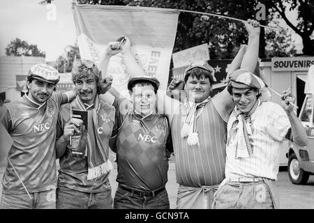 I tifosi entusiasti di Everton arrivano allo stadio di Wembley per la prima volta per la stagione calcistica, la partita fa Charity Shield contro i vincitori della fa Cup Coventry City. Foto Stock