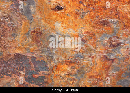 Configurazione astratta di una lastra di pietra in arancione e blu Foto Stock