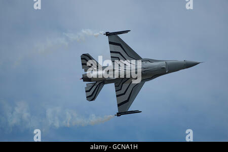 Il 2016 Royal International Air Tattoo flying display. Belga di Air Force Lockheed Martin F-16AM Solo Team di visualizzazione. Foto Stock