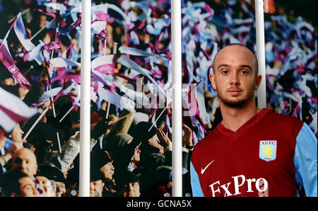 Calcio - Barclays Premier League - Newcastle United v Aston Villa - Aston Villa chiamata multimediale - Bodymoor Heath Allenamento Foto Stock