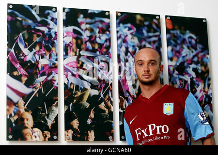 Calcio - Barclays Premier League - Newcastle United v Aston Villa - Aston Villa chiamata multimediale - Bodymoor Heath Allenamento Foto Stock