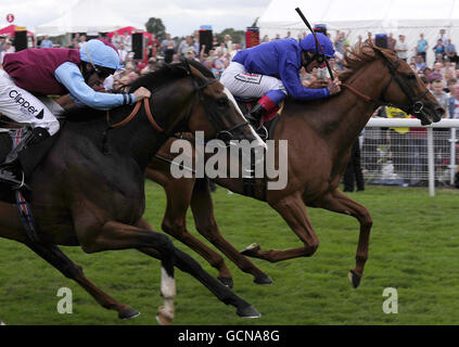 Corse di cavalli - Yorkshire Ebor Festival - Coolmore Nunthorpe - York Racecourse. Rio de la Plata indovinata da Frankie Dettori (a destra) vince la Sky Bet Strensall Stakes durante l'Ebor Festival all'ippodromo di York. Foto Stock