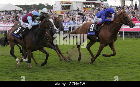 Rio de la Plata guidato da Frankie Dettori (a destra) vince lo Sky Bet Strensall Stakes durante l'Ebor Festival all'Ippodromo di York. Foto Stock