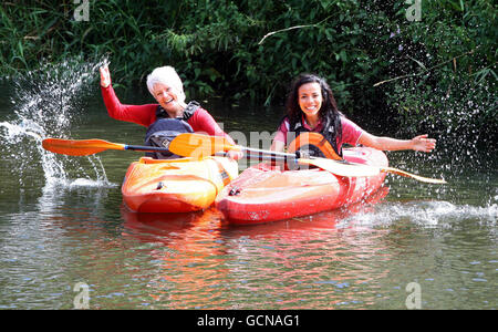 Pamela Ballentine (a sinistra) con Miss Irlanda del Nord Lori Moore aiutano a lanciare National Trails Day al Shaws Bridge a Belfast. Foto Stock