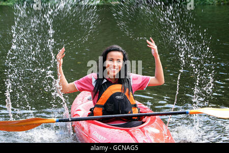 Miss Irlanda del Nord Lori Moore aiuta a lanciare National Trails Day al Shaws Bridge a Belfast. Foto Stock