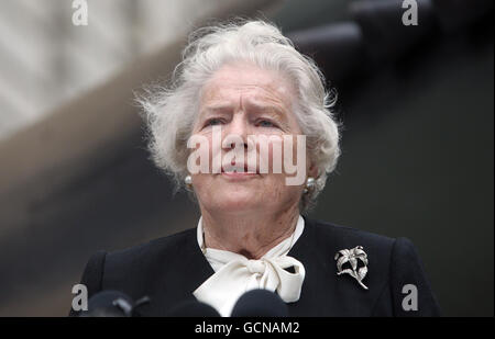 La figlia di Winston Churchill, Lady Soames, parla fuori dalle Churchill War Rooms nel centro di Londra, dove Robert Hardy ha letto il discorso di Winston Churchill "i pochi" per commemorare il 70° anniversario della Battaglia di Gran Bretagna. Foto Stock