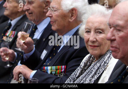 Dame vera Lynn con i piloti veterani della seconda Guerra Mondiale fuori dalle Churchill War Rooms nel centro di Londra per ascoltare il discorso di Robert Hardy Reading Winston Churchill 'The Few' per commemorare il 70° anniversario della Battaglia di Gran Bretagna. Foto Stock