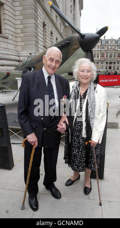 Dame vera Lynn con il pilota combattente veterano della seconda Guerra Mondiale, il tenente di volo William Walker fuori dalle Churchill War Rooms nel centro di Londra, dove Robert Hardy ha letto il discorso di Winston Churchill "i pochi" per commemorare il 70° anniversario della Battaglia di Gran Bretagna. Foto Stock