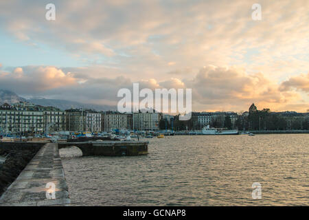 La foto è stata scattata in un freddo giorno di marzo con la Bise vento che soffia. Lago con onde. Il famoso Jet d'Eau è spento, ma si ca Foto Stock