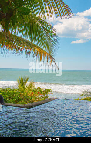 La piscina a sfioro che si affaccia su un oceano Pacifico a Playa El Tunco, El Salvador Foto Stock