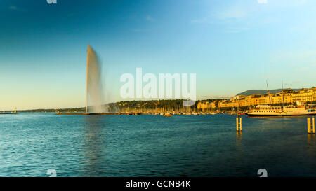 Una vista di Ginevra il punto di riferimento come visto dal Jardim Anlgais durante un cielo blu al giorno. Il Jet d'Eau è una grande fontana a Ginevra, Swi Foto Stock