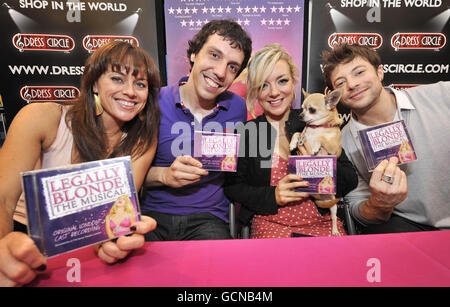 (Da sinistra a destra) Jill Halfpenny, Alex Gaumond, Sheridan Smith e Duncan James, alcuni dei cast di musical di successo Legally Blonde, in una sessione di firma di album al negozio Dress Circle nel Covent Garden di Londra. Foto Stock