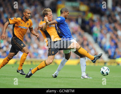 Jermaine Beckford (a destra) di Everton viene sfidato per la palla da Christophe Berra di Lupi (al centro) durante la partita della Barclays Premier League al Goodison Park di Liverpool. Foto Stock