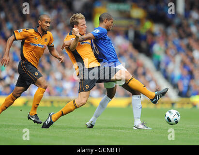 Jermaine Beckford (a destra) di Everton viene sfidato per la palla da Christophe Berra di Lupi (al centro) durante la partita della Barclays Premier League al Goodison Park di Liverpool. Foto Stock