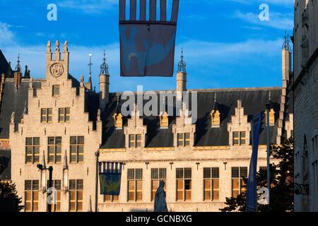 Il post edificio, Mechelen, Belgio. Statua di Arciduchessa Margherita d'Austria (1480-1530) al di fuori dell'Ufficio Generale delle Poste in Foto Stock