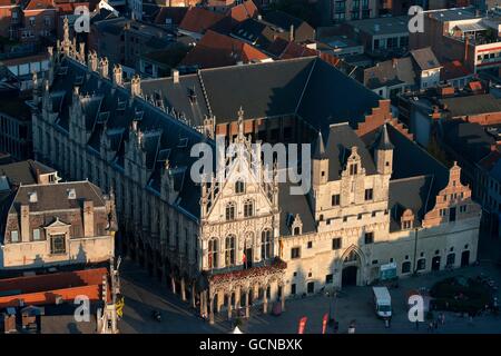 Stadhuis (Municipio) e il Palazzo del Gran Consiglio di Grote Markt (piazza principale), Mechelen (Malines), nelle Fiandre, in Belgio Foto Stock