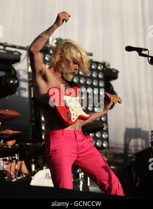 Simon Neil di Biffy Clyro si esibisce sul palco principale al Reading Festival. Foto Stock