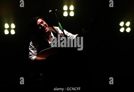 Marcus Mumford di Mumford e Sons si esibiscono nella NME radio 1 Stage, al Reading Festival. Foto Stock