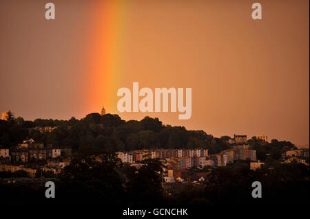 Una tempesta spettacolare sopra la città di Bristol fa sì che un arcobaleno si formi contro un cielo rosa drammatico come sembra alzarsi dalla cima della Torre Cabot in Brandon Hill Park vicino Clifton. La torre è alta 105 metri, costruita nel 1897 per commemorare il viaggio di John Cabot da Bristol e l'avvistamento del Nord America quattrocento anni prima. È stato progettato dall'architetto di Bristol William Venn Gough e pagato per abbonamento pubblico. La torre è costruita in pietra arenaria rossa coperta di pietra panna Bath. Foto Stock