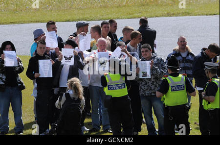 I sostenitori della English Defense League (EDL) tengono i segnali per la polizia mentre si riuniscono oggi a Bradford per una dimostrazione in città. Foto Stock