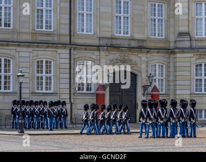 Royal vita delle guardie di fronte il Palazzo di Amalienborg, Copenaghen, Danimarca, Europa Foto Stock