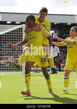 Chris Zebroski (in basso) di Torquay United celebra il suo secondo gol durante la partita della Npower League Two al vale Park di Stoke. Foto Stock