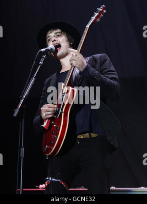 Pete Doherty dei Libertines si esibisce sul palco principale, al Reading Festival, che si tiene a Richfield Avenue. Foto Stock